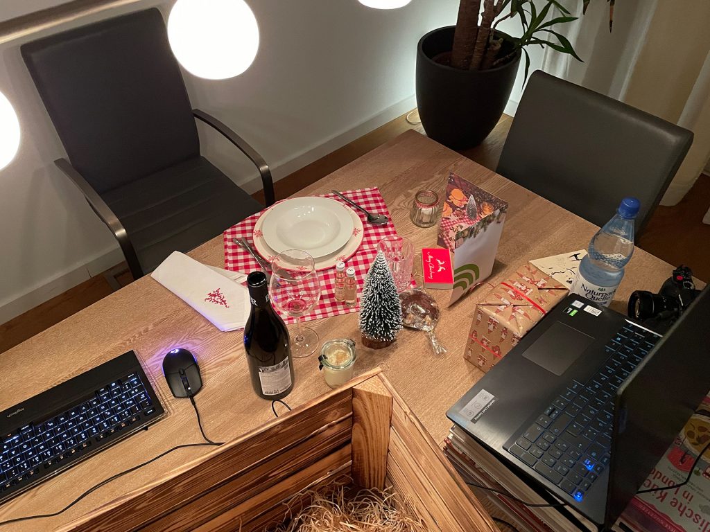 Dekoriertes Home-Office fürs Weihnachtsessen. Ein Laptop, MS-Teams und schon konnte die erste digitale Weihnachtsfeier starten